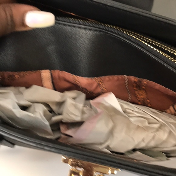 La Terre Fashion Vegan Handbag Color Black with crossbody strap - Picture 2 of 8